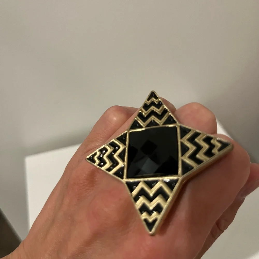 Statement Ring Black & Gold - Picture 5 of 10